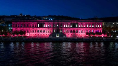 Çırağan Sarayı pembe ışıklar
