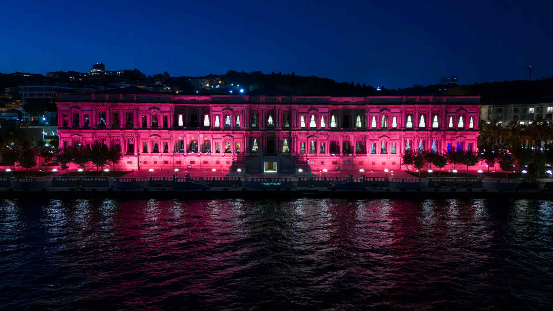 Çırağan Sarayı pembe ışıklar