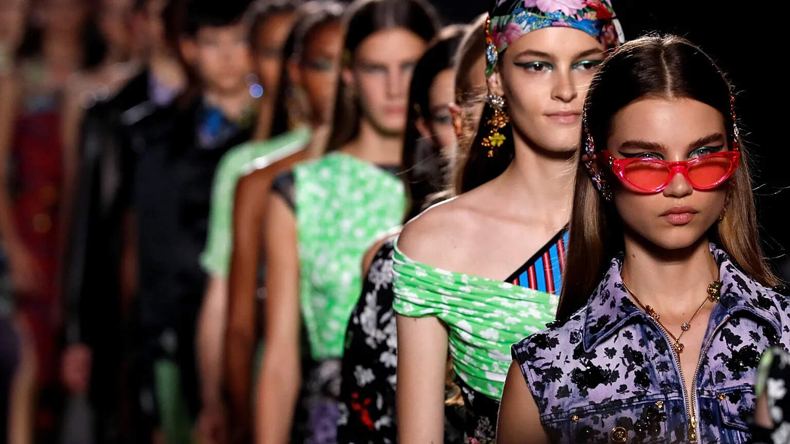 Prada Versace’yi Satın Alarak Lüks Moda Dünyasında Gücünü Artırıyor 2 versace