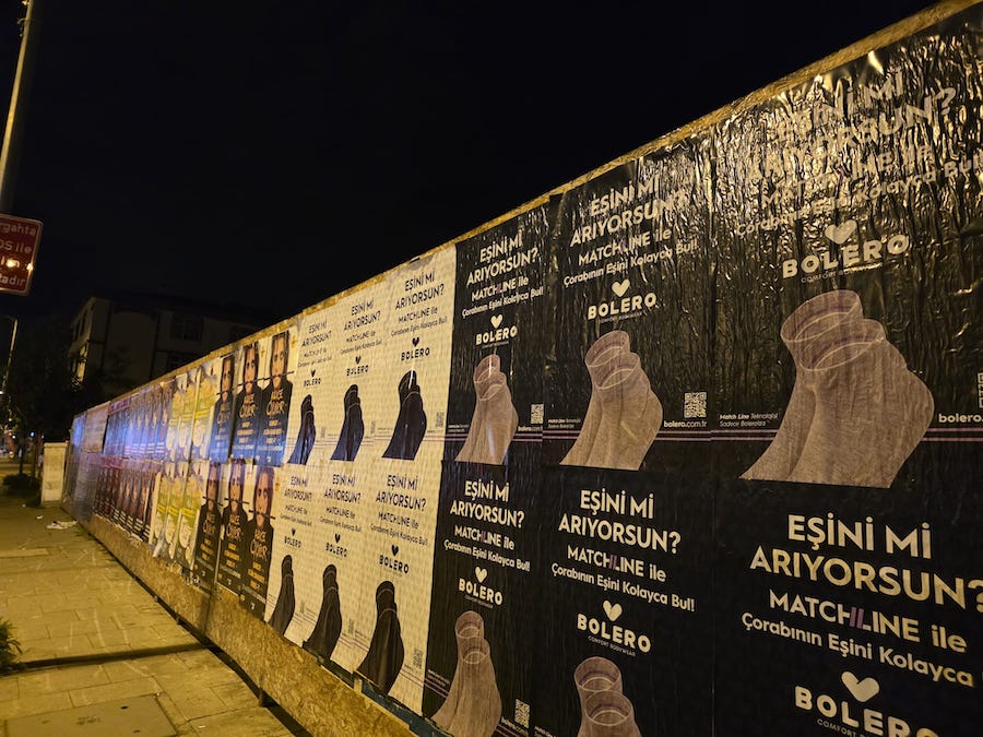 İstanbul'daki "Eşini Mi Arıyorsun?" Afişlerinin Sırrı Çorap Çıktı 5 eşini mi arıyorsun