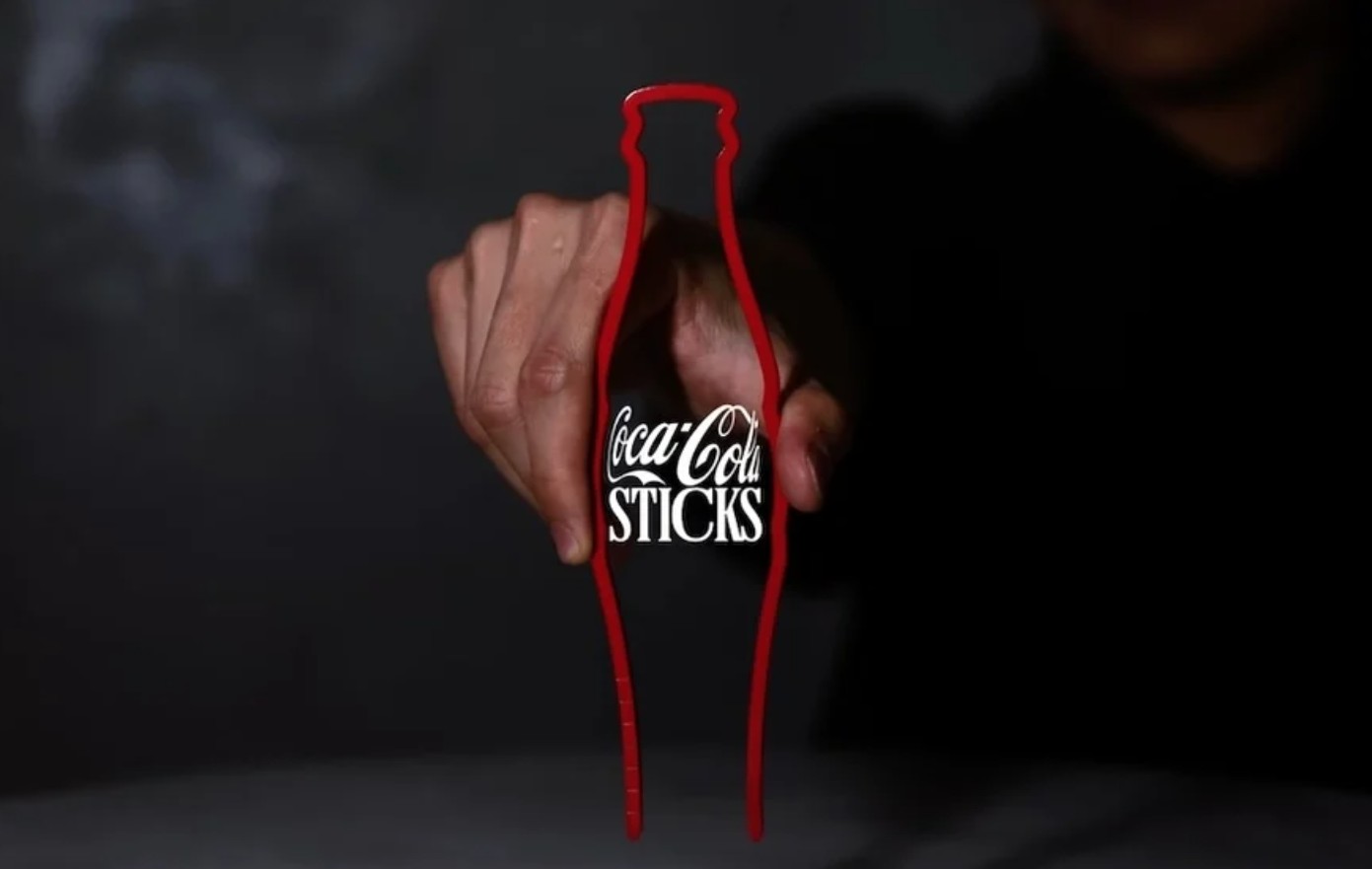 Coca-Cola İkonik Şişesini "CokeSticks" Kampanyasıyla Yemek Çubuğuna Dönüştürdü 2 Coca-Cola