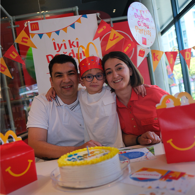 Çocuklardan Yetişkinlere Doğum Günü Keyfi McDonald's'ta 2 Cocuklardan Yetiskinlere Dogum Gunu Keyfi McDonaldsta Gorsel 1