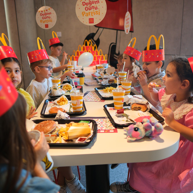 Çocuklardan Yetişkinlere Doğum Günü Keyfi McDonald's'ta 3 Cocuklardan Yetiskinlere Dogum Gunu Keyfi McDonaldsta Gorsel 2